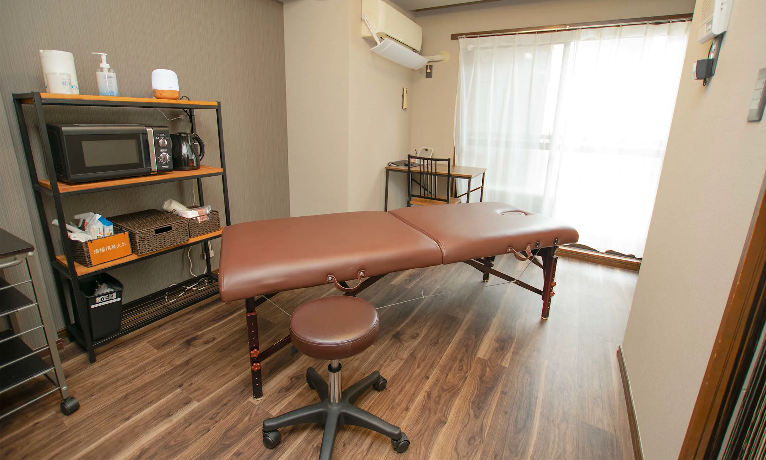 メイン施術用ベッド（有孔）